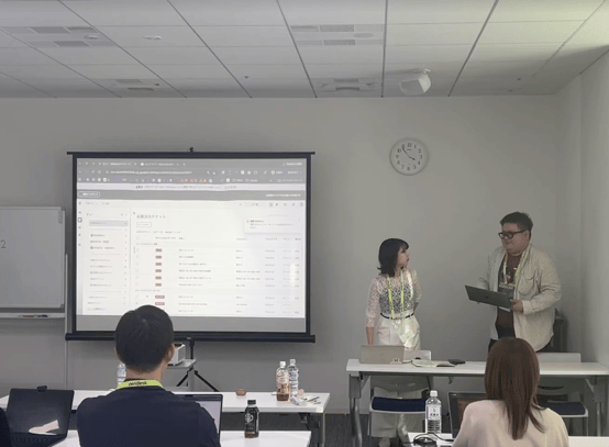 Partner AI Hackathonでプレゼンテーションとデモを行うZeQチーム（左から沓澤愛、福山大地）